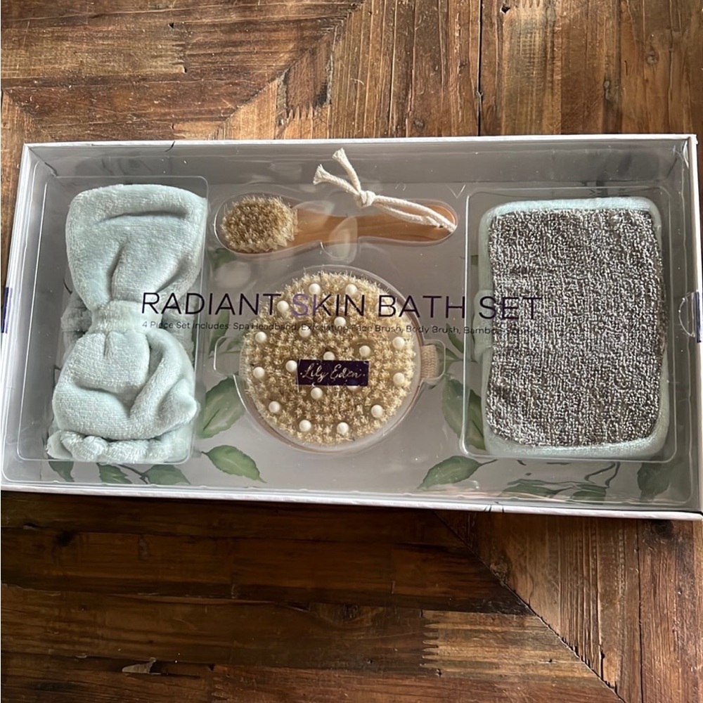 New boxed 4pc Radiant Skin Bath Gift Set